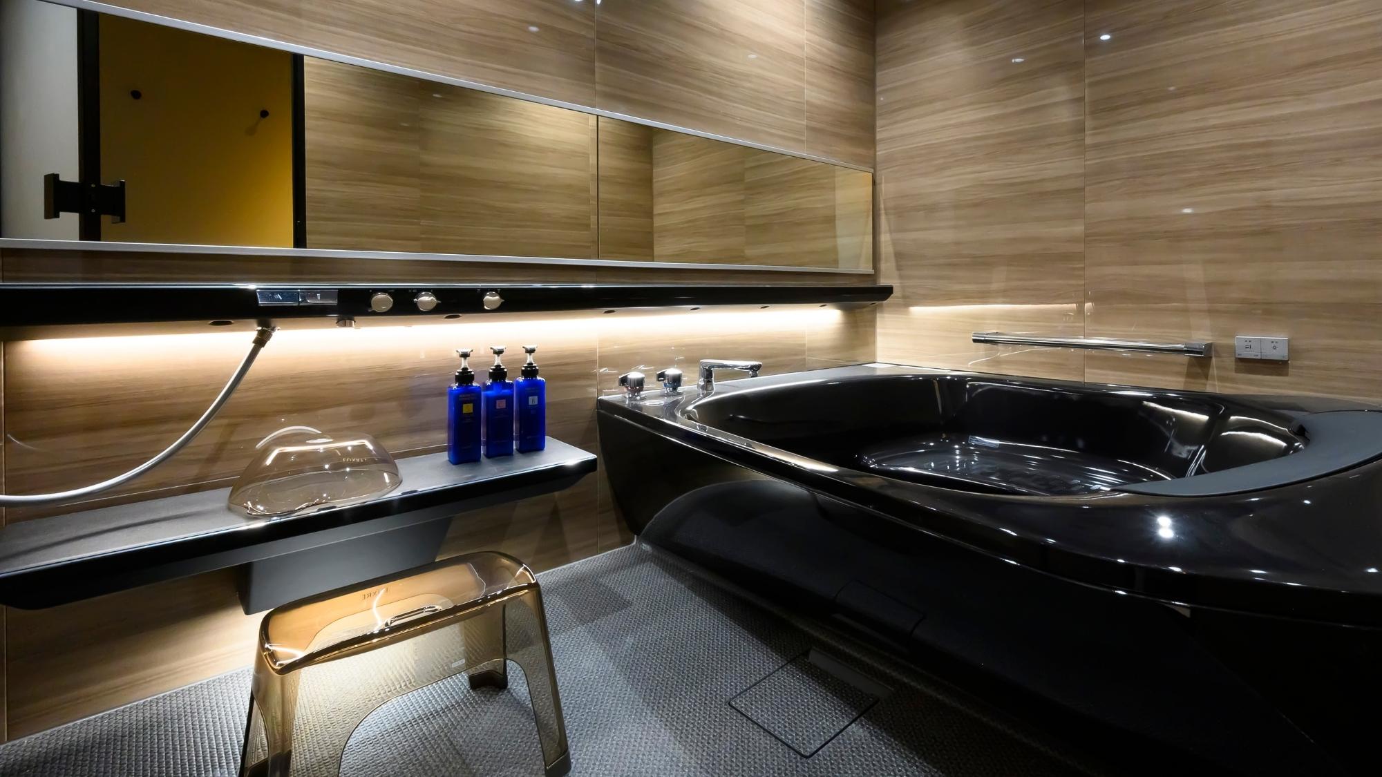 【ジャパニーズスイート-奏kanade】黒のバスタブがシックな雰囲気の客室内風呂。