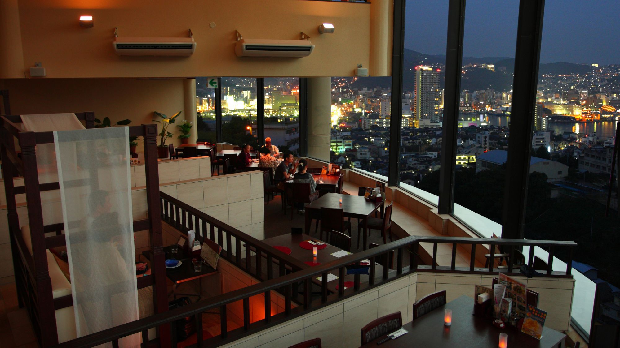 夜には大パノラマに夜景が煌めく展望レストラン『ロータス』アジアンリゾートの雰囲気が漂う。