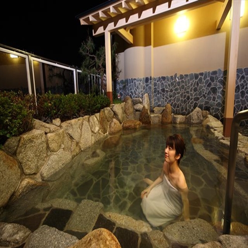 館内にある温泉はすべて天然温泉♪露天風呂からの煌めく夜景に旅の疲れを癒す、、、