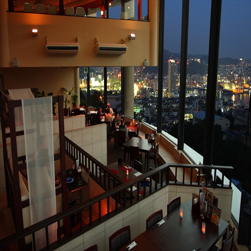 夜には大パノラマに夜景が煌めく展望レストラン『ロータス』アジアンリゾートの雰囲気が漂う。
