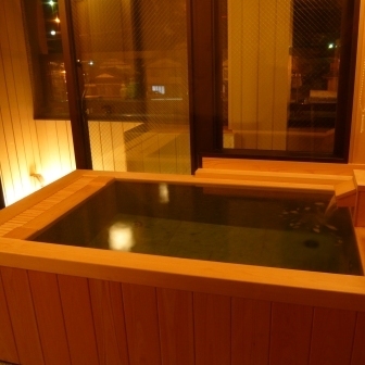 Indoor semi-open-air bath