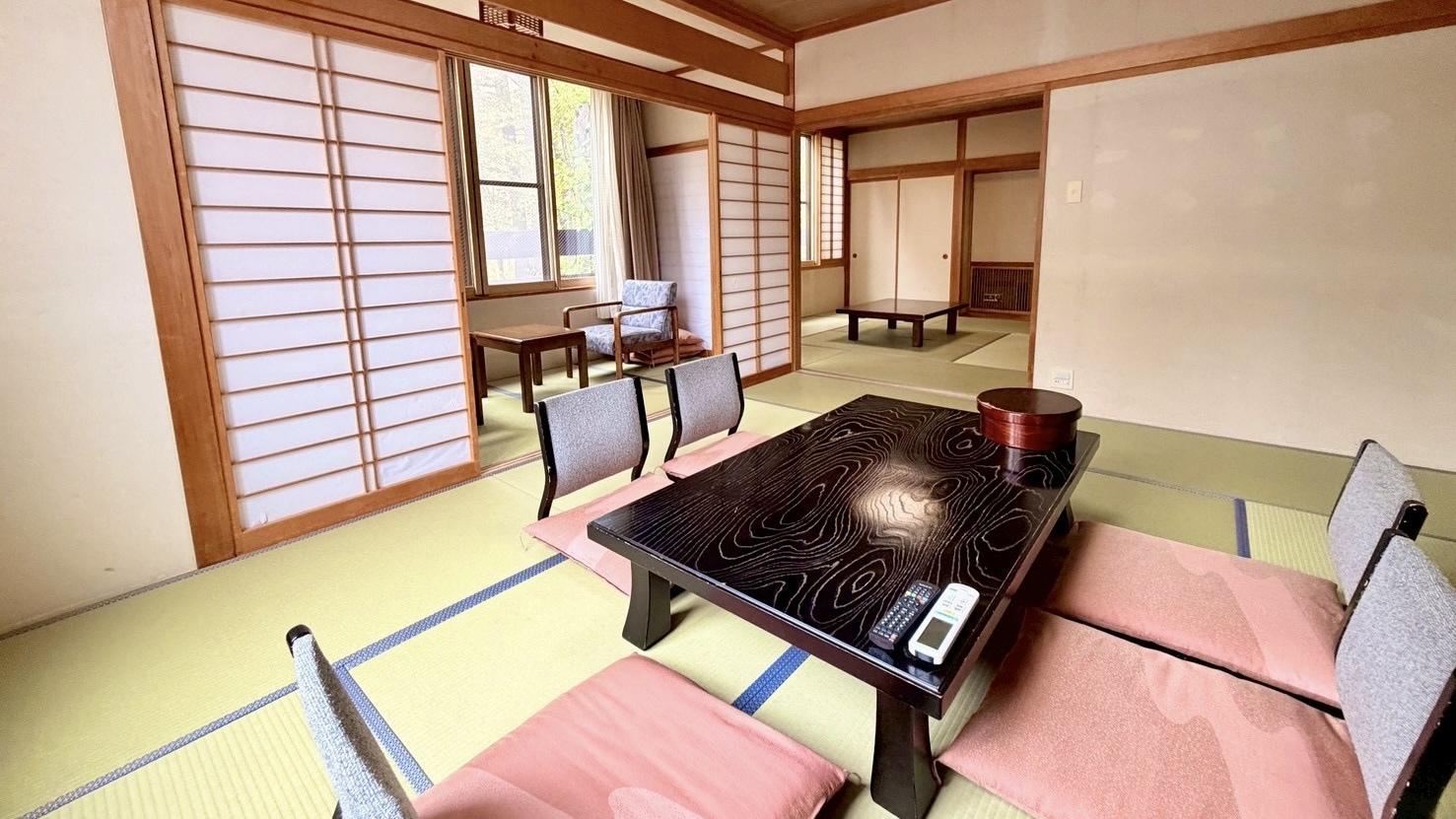 2間続きの和室 西館18畳〜22畳＋広縁