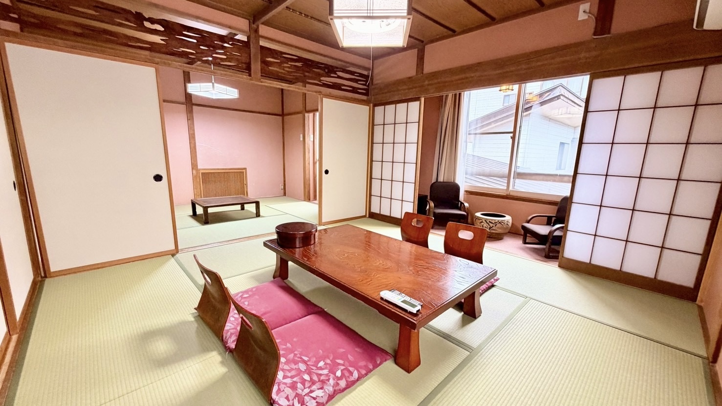 2間続きの和室　東館14畳＋縁