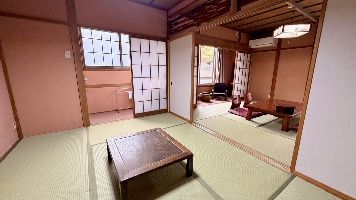 2間続きの和室　東館14畳＋縁