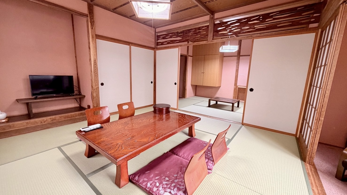 2間続きの和室　東館14畳＋縁