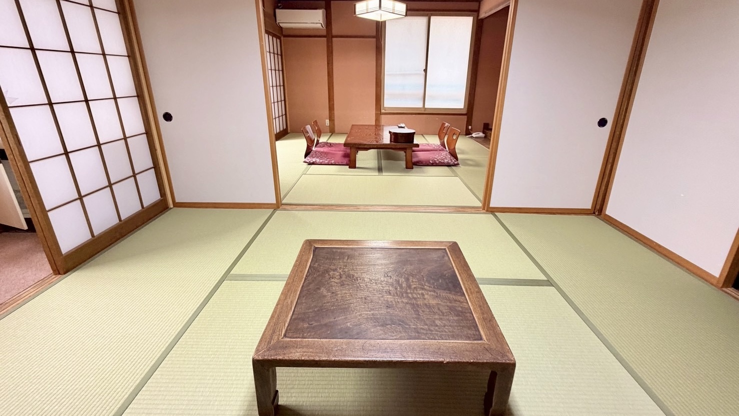 2間続きの和室　東館14畳＋縁