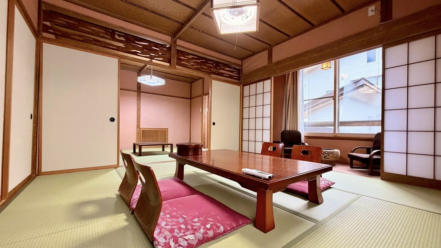 2間続きの和室　東館14畳＋縁