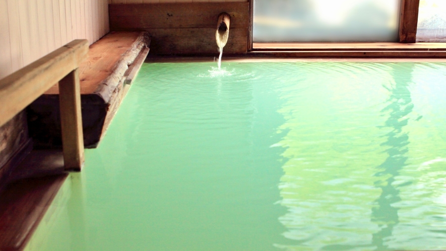 白濁した湯は、光の加減でエメラルドグリーンに輝きます。