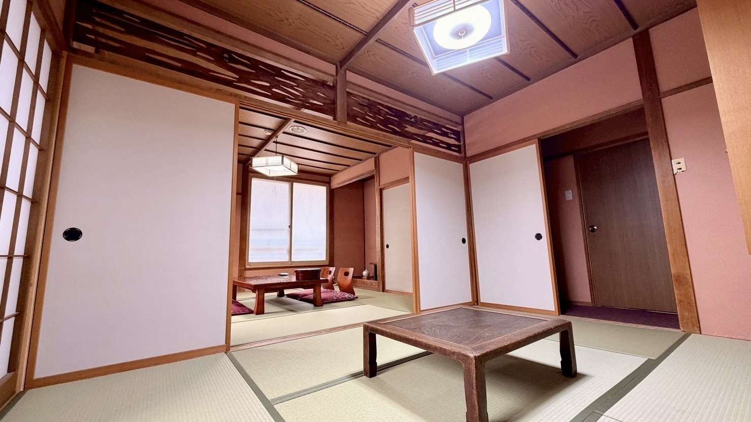 2間続きの和室　東館14畳＋縁