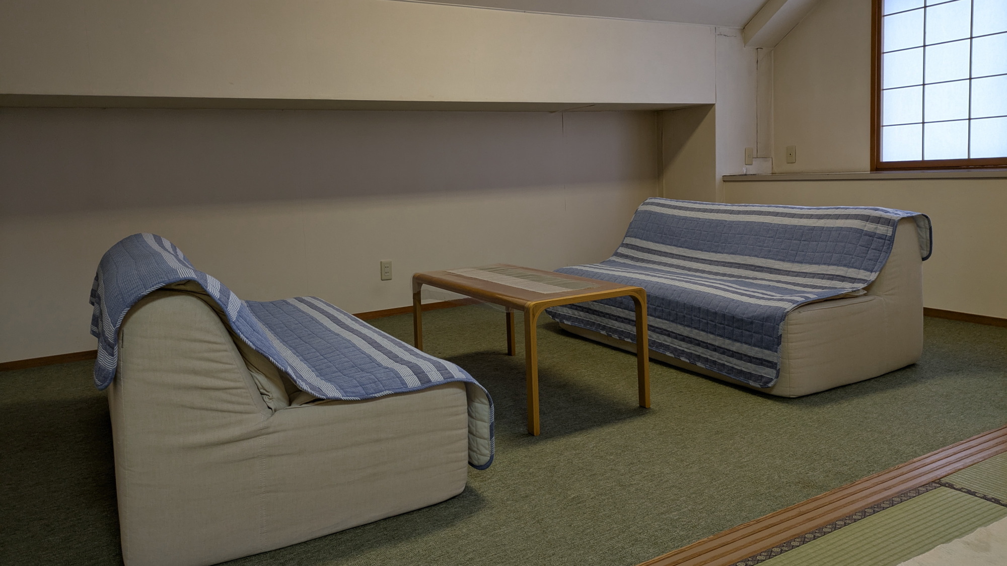 【別館／雪椿の間】間取りは12畳＋4.5畳＋次の間（ソファー）で広いです。