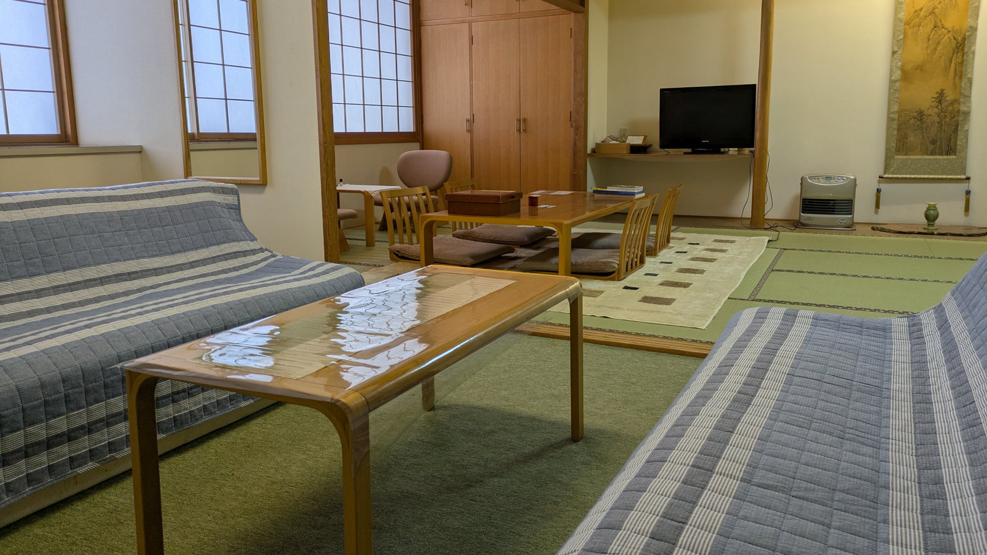 【別館／雪椿の間】間取りは12畳＋4.5畳＋次の間（ソファー）で広いです。