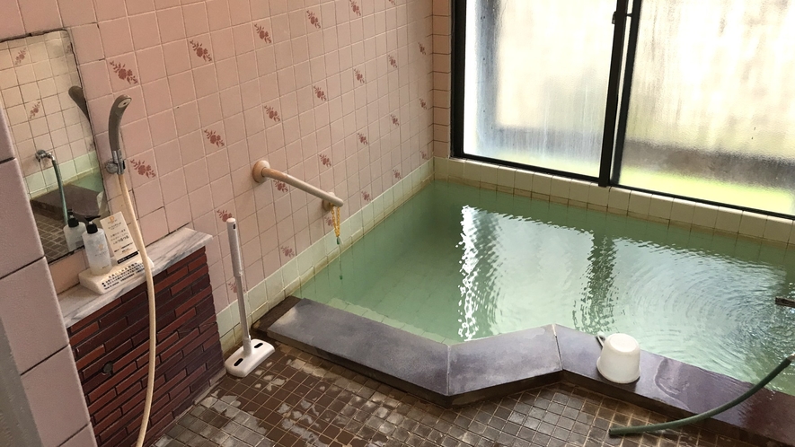 【貸切の家族風呂】大浴場とは泉質が異なる「鷹の湯」で100％かけ流しの温めの温泉です。