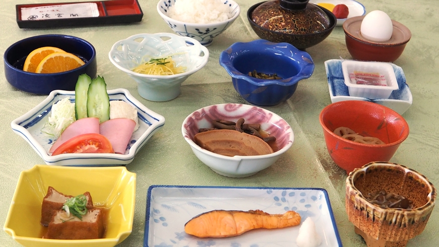 【ご朝食】地元の自然素材を大切にした和食、お米は澄んだ空気と水で育まれた新潟名産コシヒカリです。