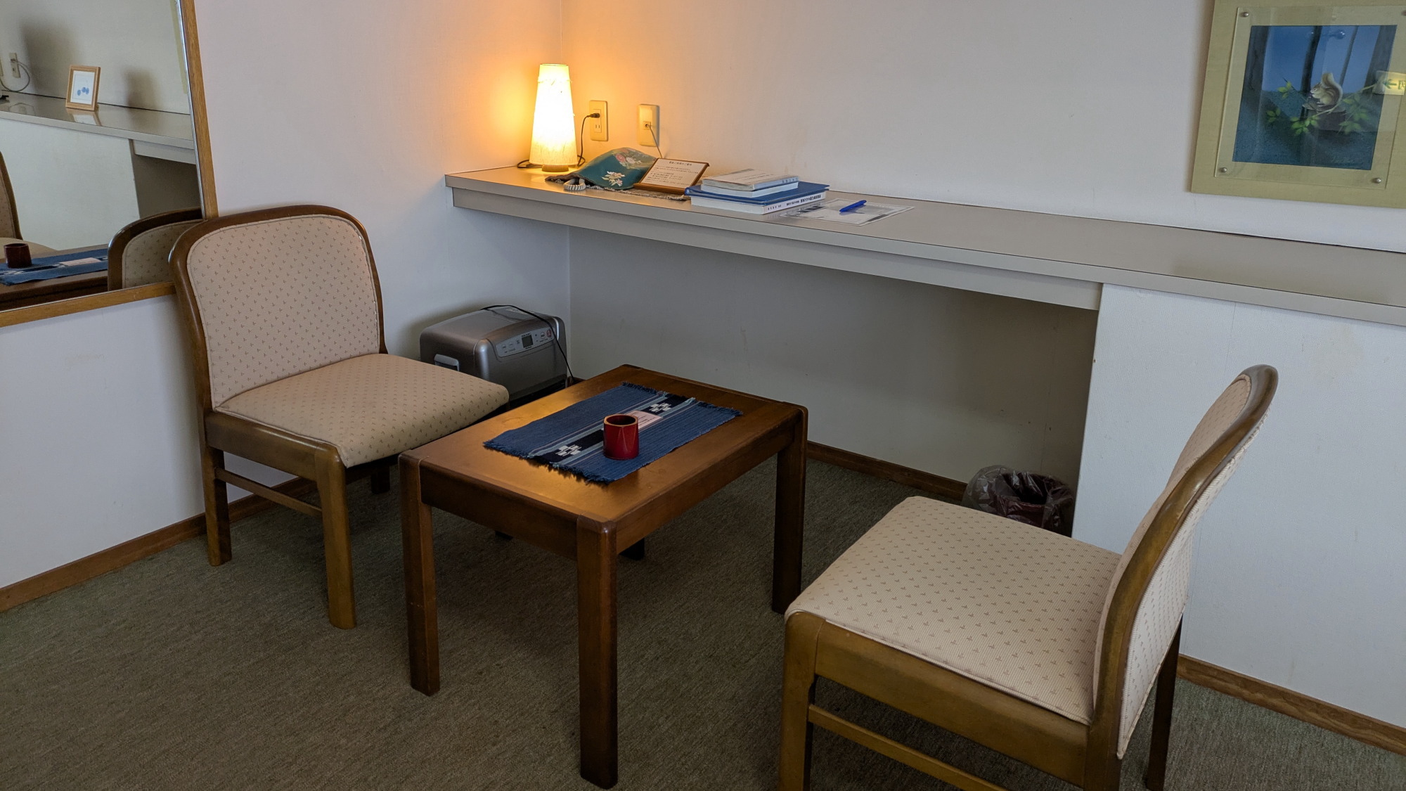 【別館／すみれの間】ツインベッドの奥には小さなテーブル席をご用意