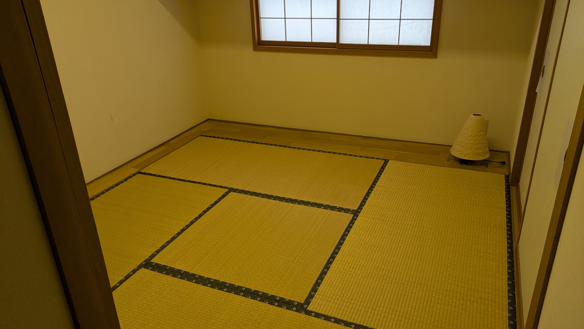 【別館／雪椿の間】間取りは12畳＋4.5畳＋次の間（ソファー）で広いです。※写真は独立した4.5畳