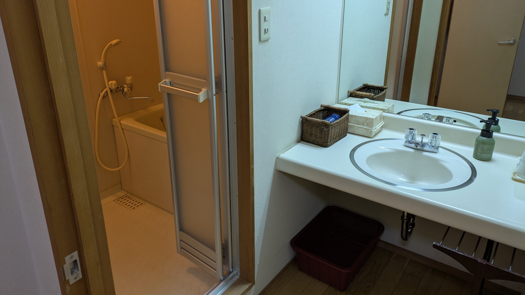 【別館／雪椿の間】洗面とバスルーム