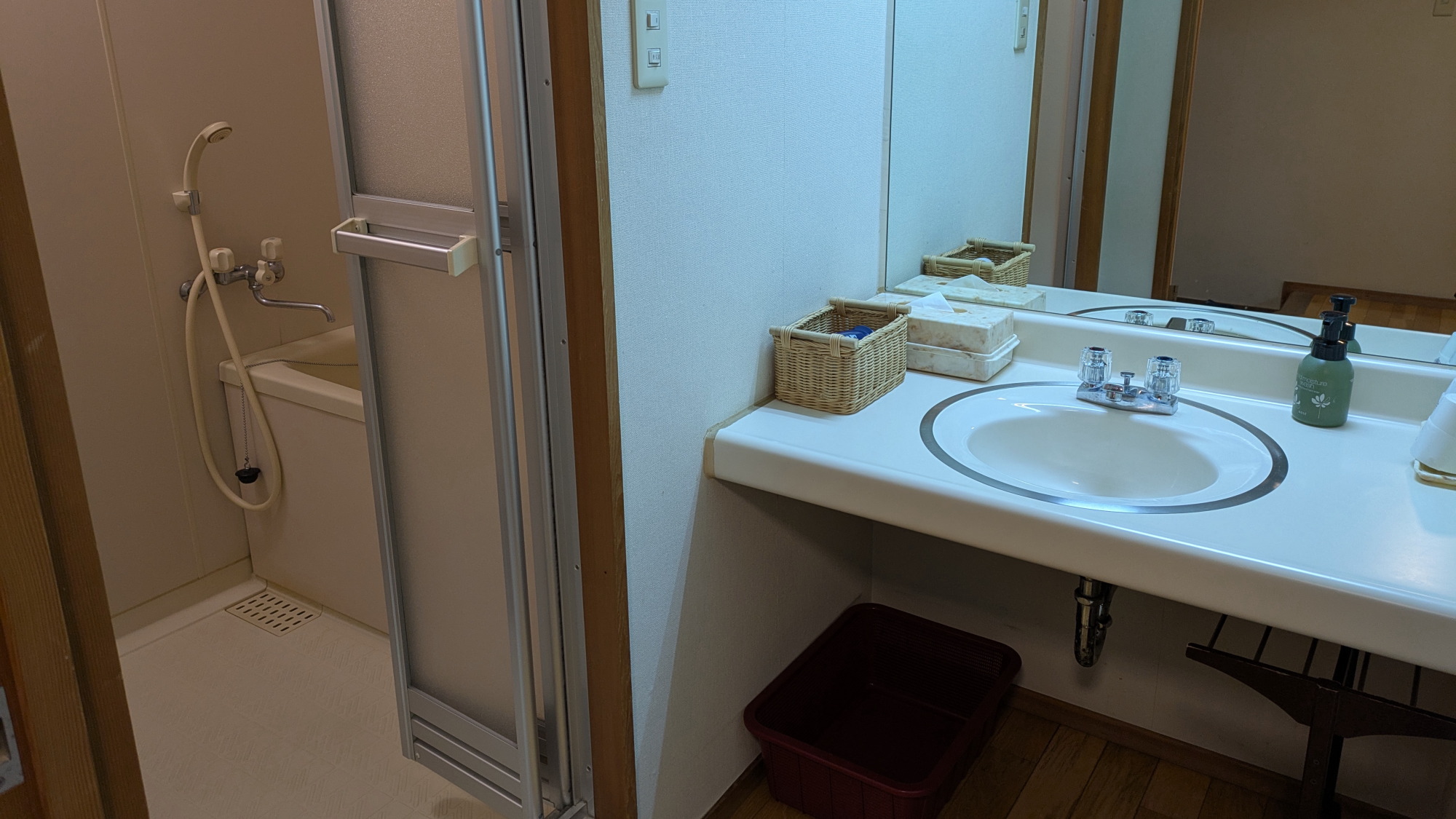 【別館／まんさくの間（12畳）】洗面とバスルーム