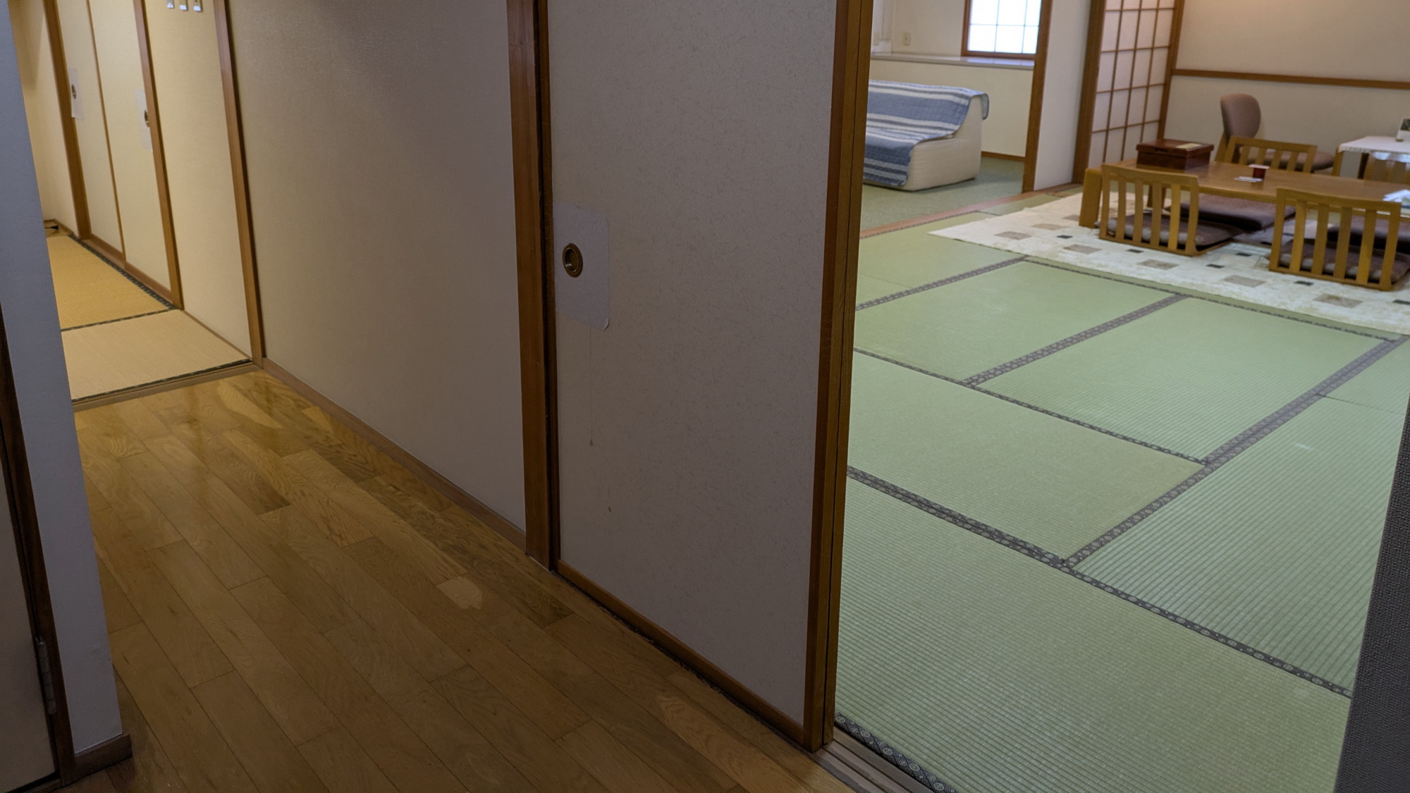 【別館／雪椿の間】間取りは12畳＋4.5畳＋次の間（ソファー）で広いです。