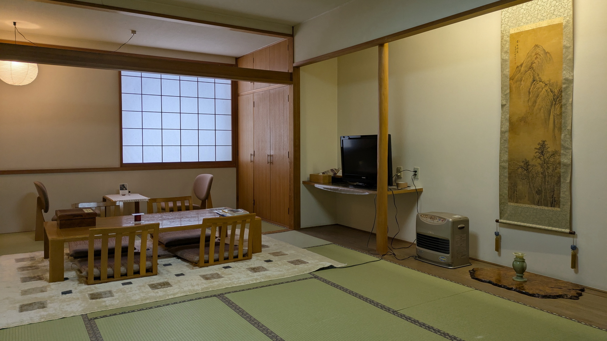 【別館／雪椿の間】間取りは12畳＋4.5畳＋次の間（ソファー）で広いです。