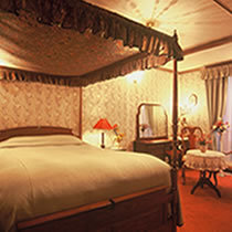 Luxury suite with open-air bath overlooking the ocean (canopy bed)