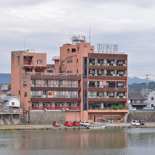 ■外観■悠々と流れる三隈川を見下ろす好立地！