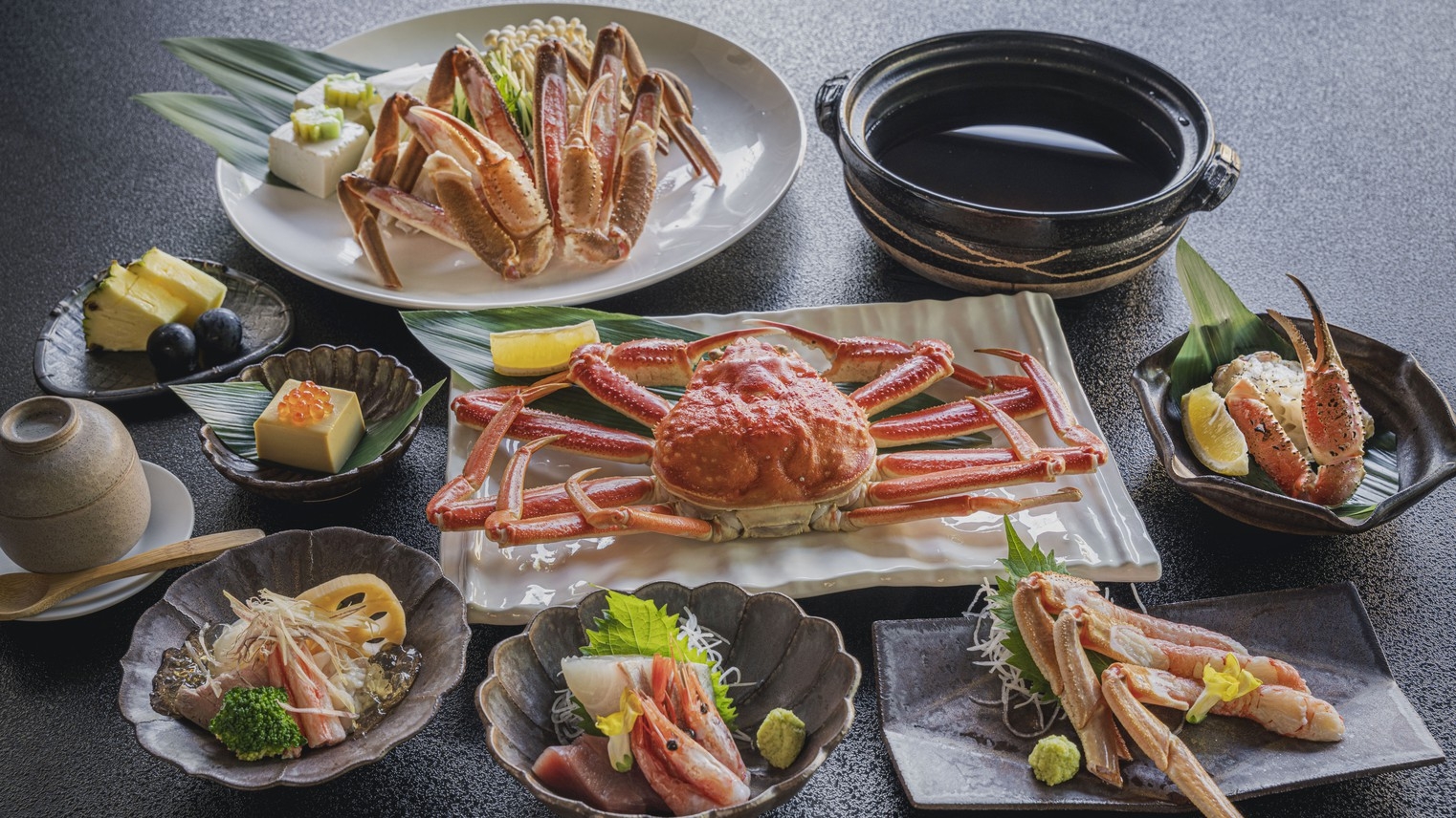 かに四彩（茹でがに・かに霜降り・焼きがに・かにすき）の大鍋仕立て（外湯無料券付）