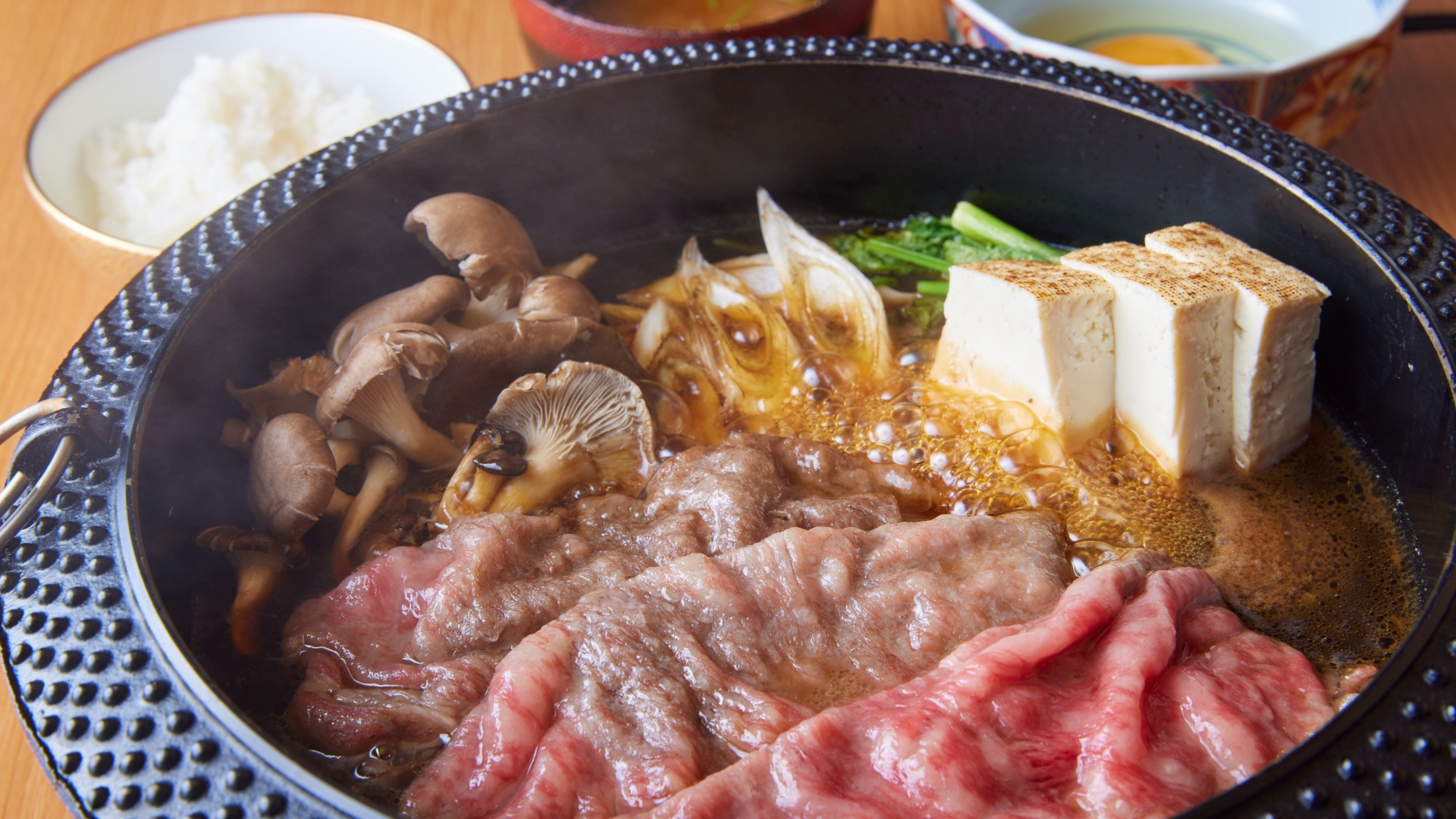 【WAGYU SUKIYAKI 極】〆には贅沢なトリュフ卵かけご飯をご堪能いただけます