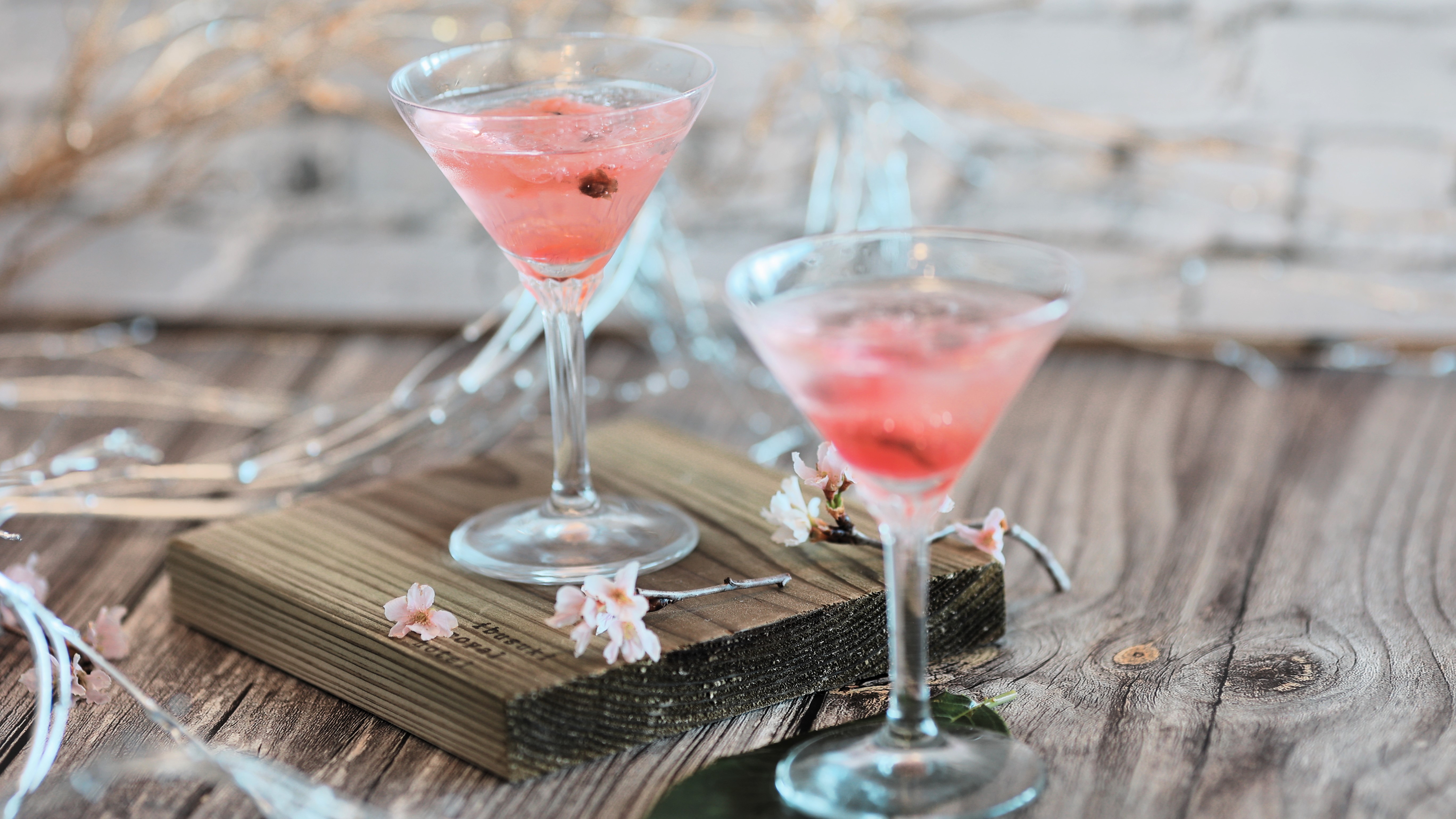 桜モクテルを持ってみんなで乾杯！