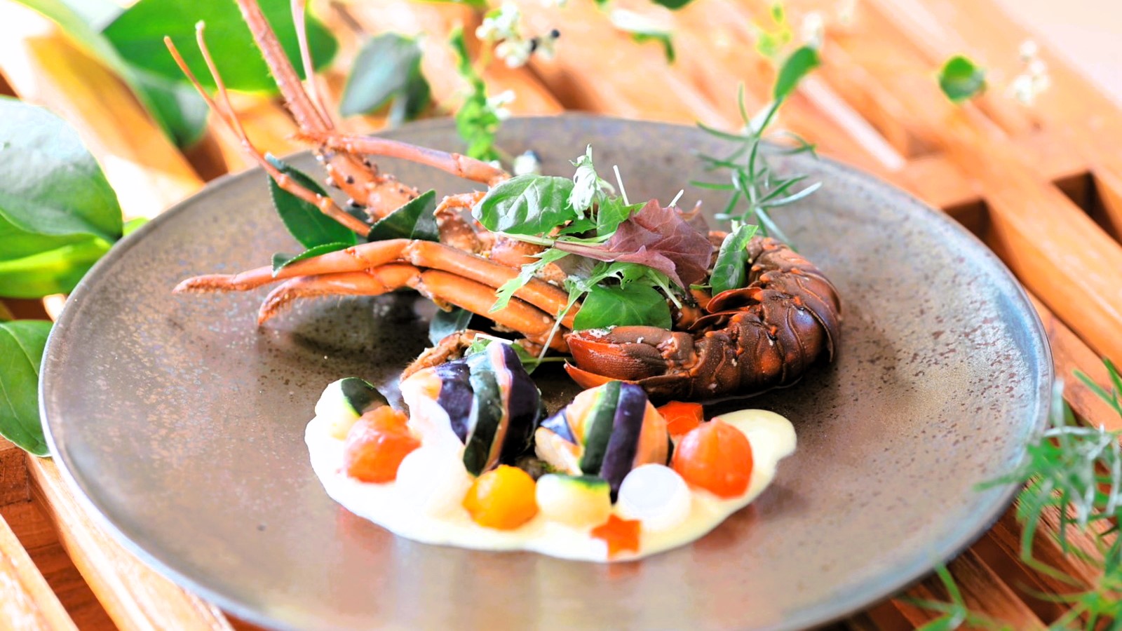 彩り網野菜をまとった伊勢海老のグリルそら豆ソース