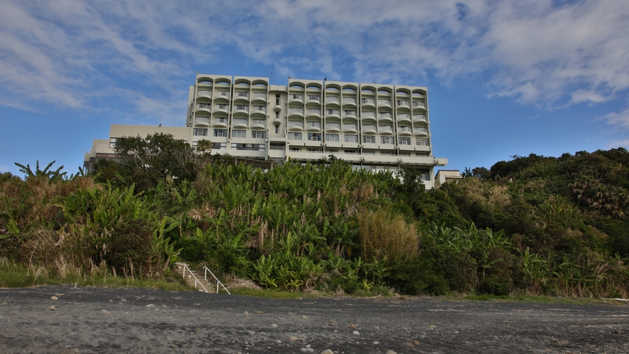 　IBUSUKI　 ROYAL　HOTEL小高い丘の上に建つ指宿ロイヤルホテル。錦江湾の先、佐多岬ま