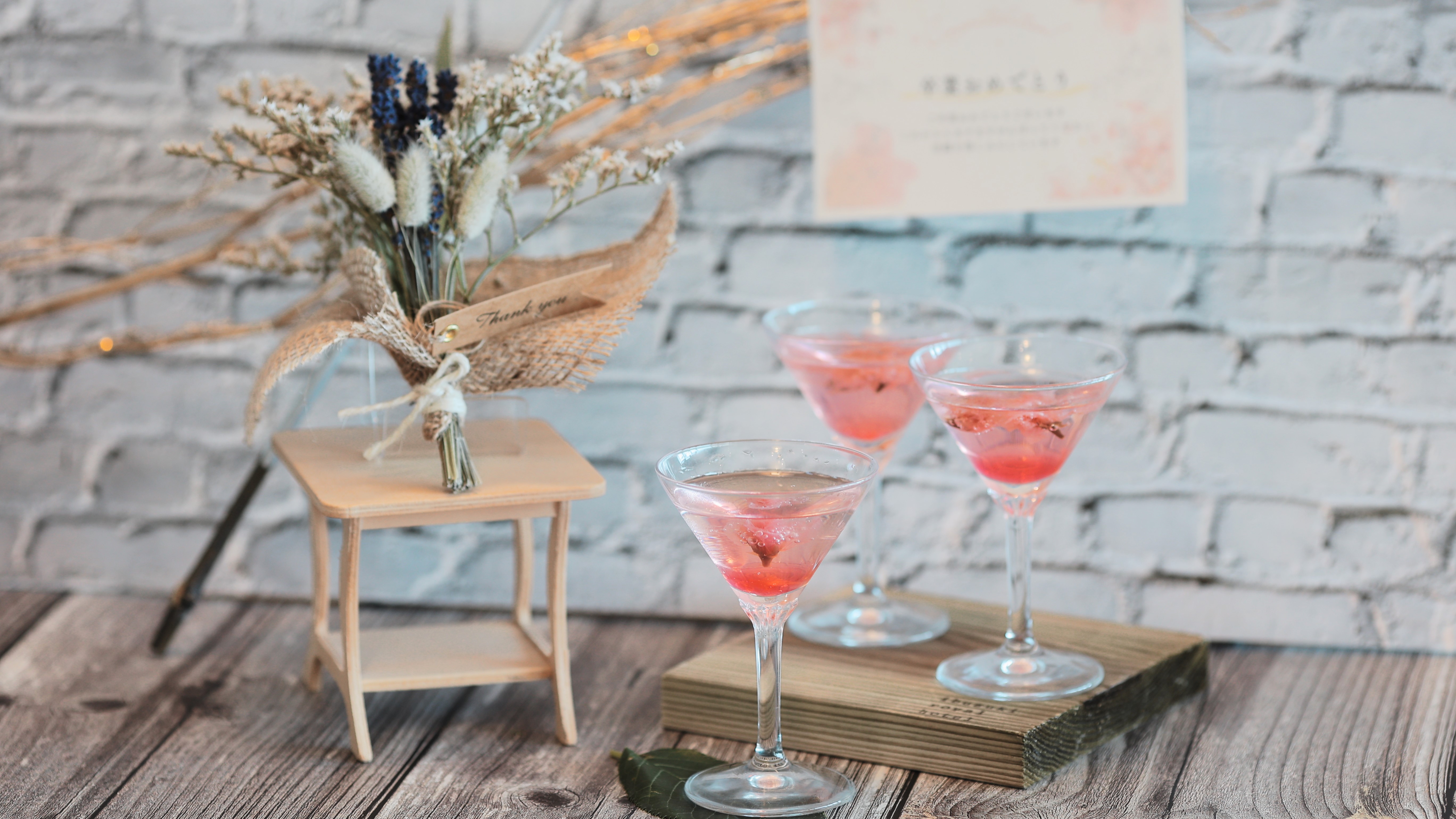 桜モクテルを持ってみんなで乾杯！
