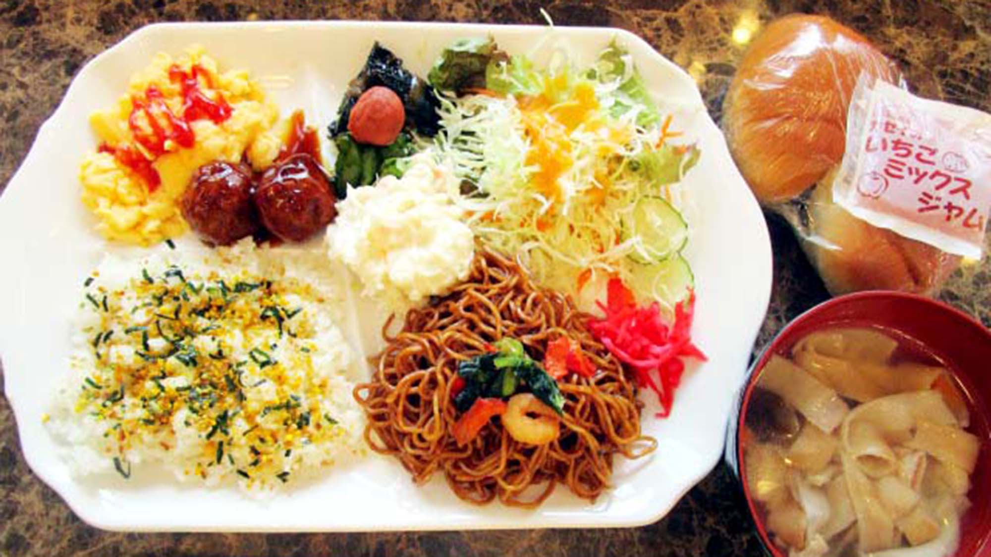 ロビーにて・納豆盛り付け例