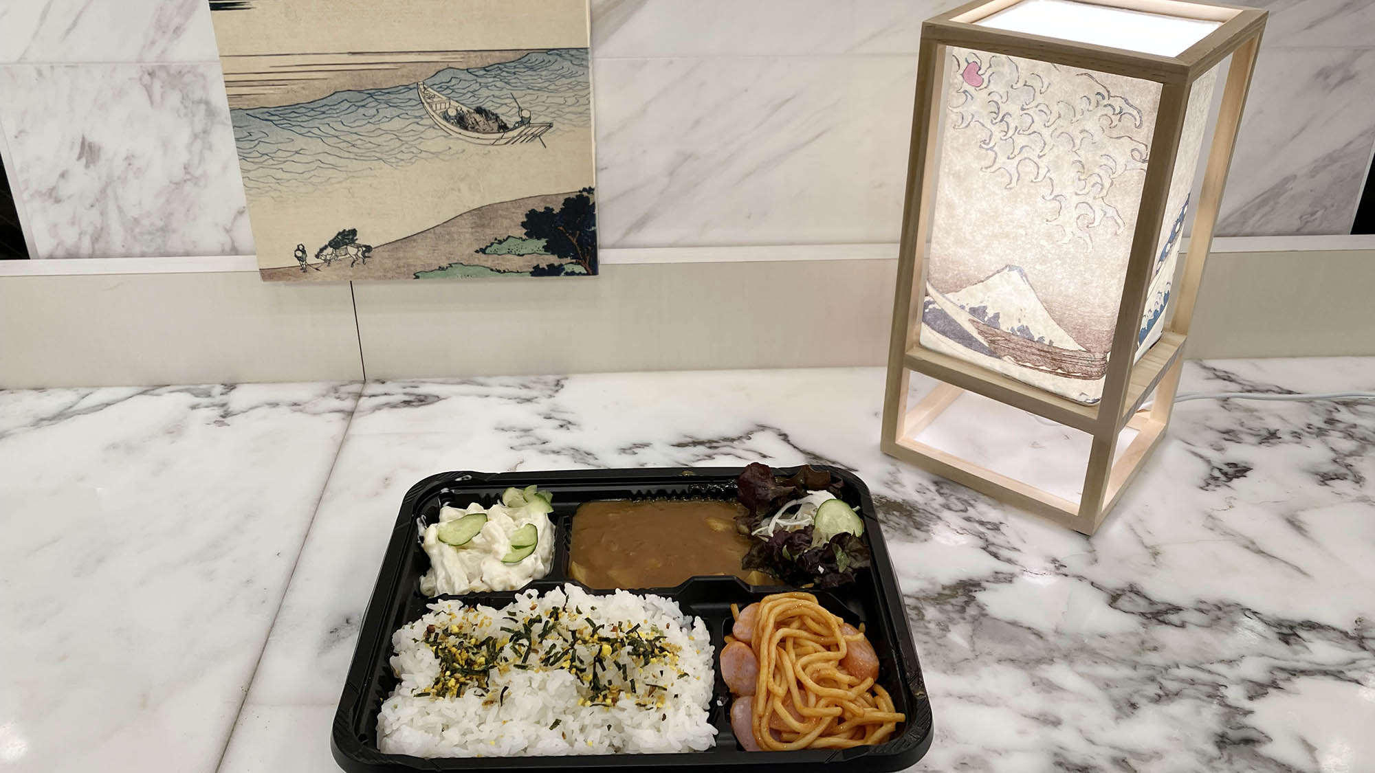 お弁当箱に詰めてお部屋でどうぞ