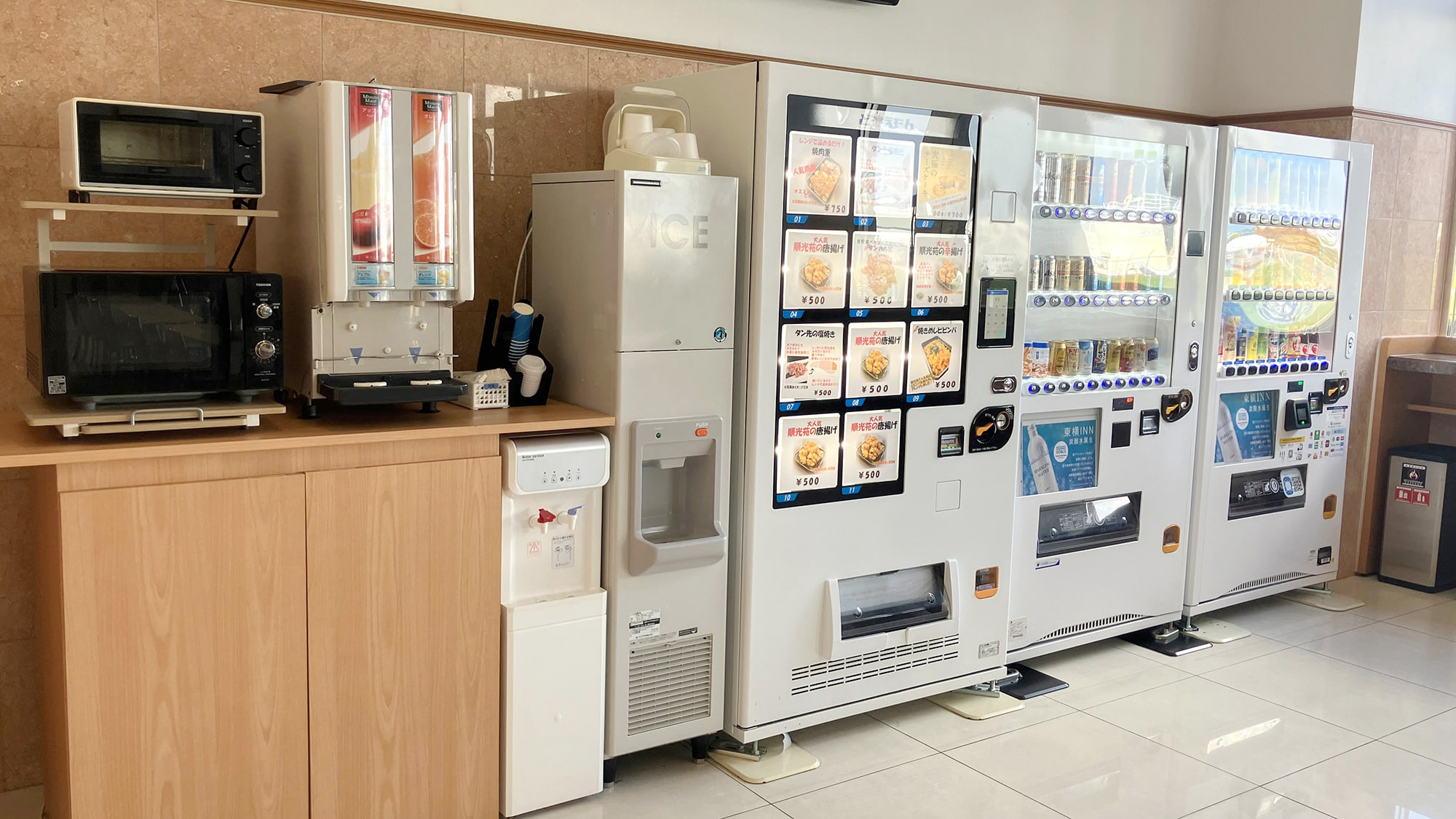 自動販売機もございます。（お茶、お水、ジュース等はもちろん、お酒類もございます）