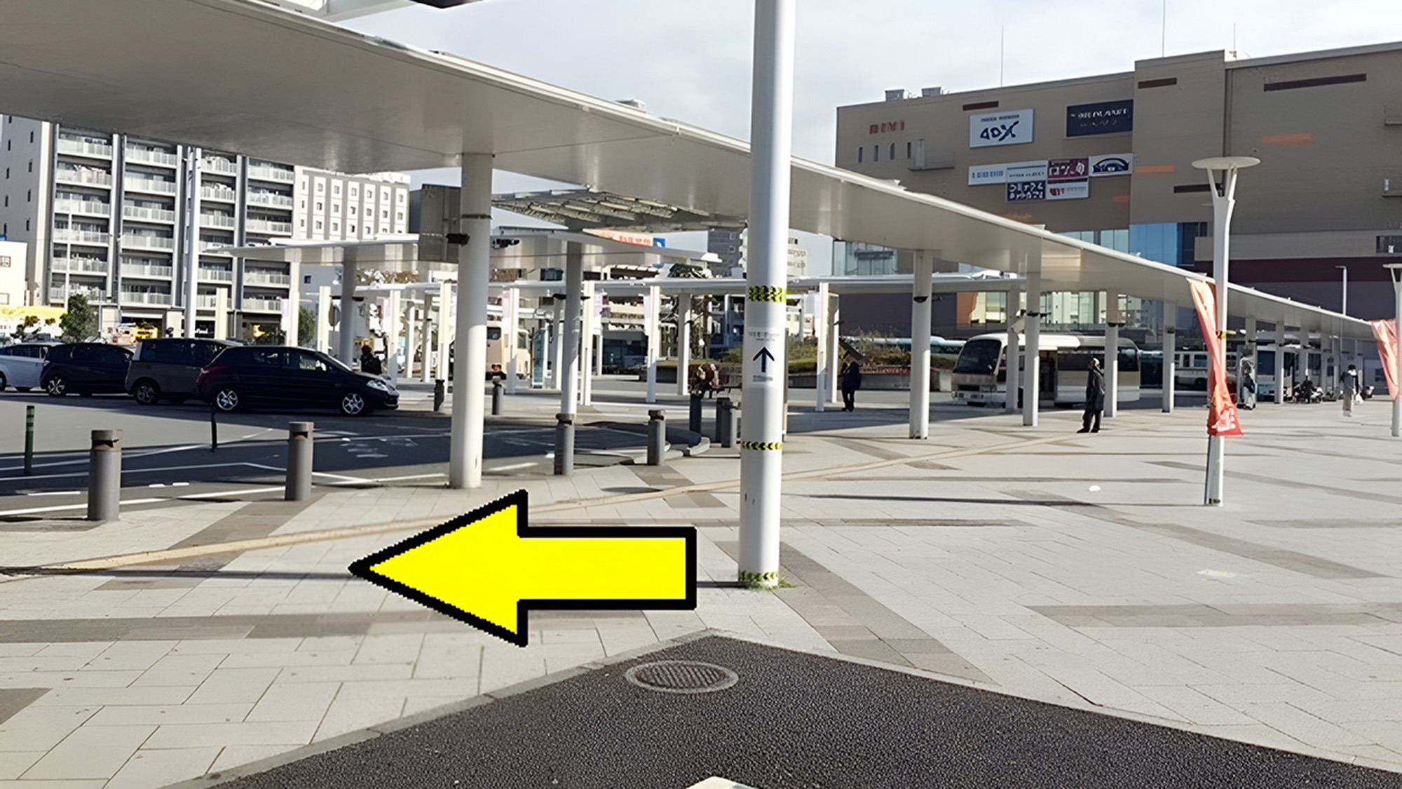 改札を出たら左に