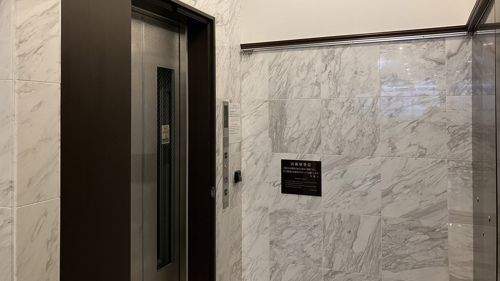 エレベーター前