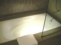 日本人に嬉しい深さのある浴槽