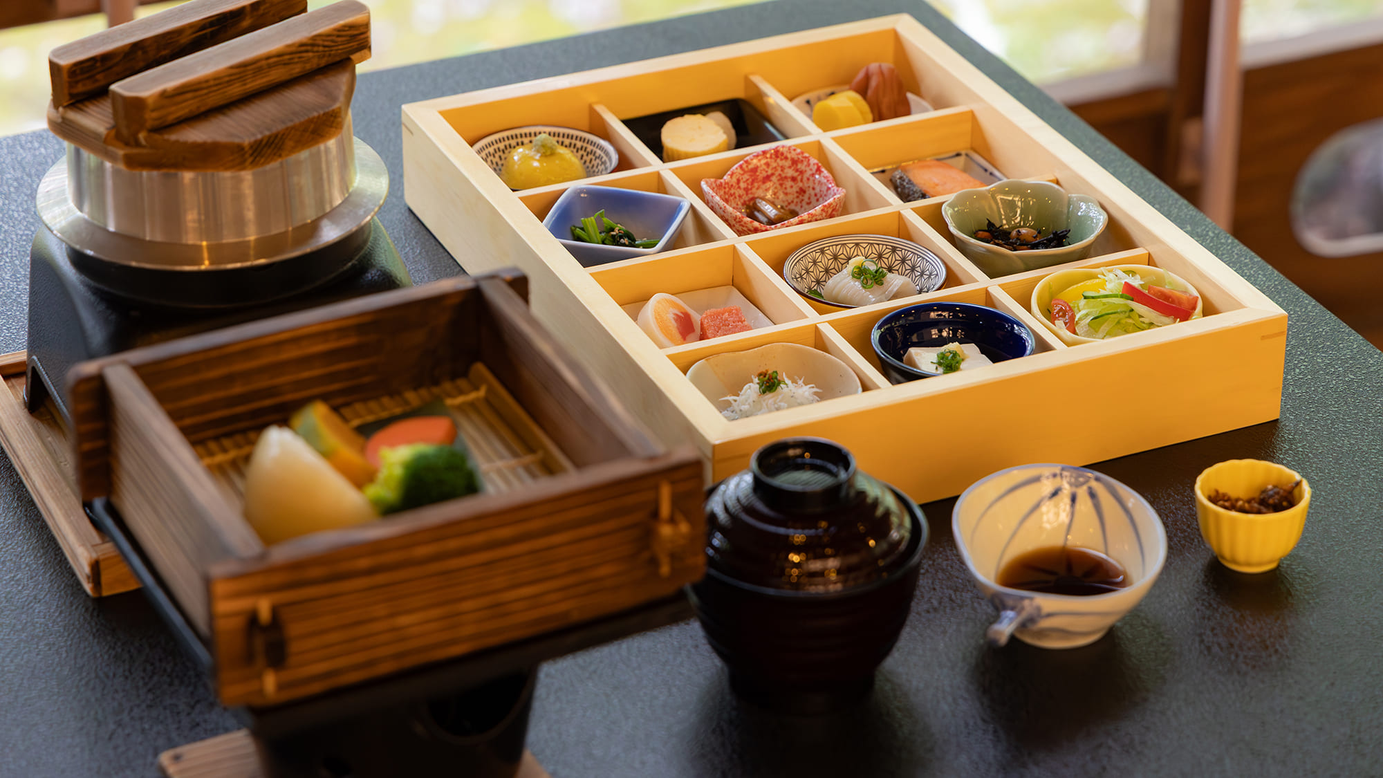 当旅館のご朝食は、国内産米ををお一人ずつ釜炊きにしてお出しします。