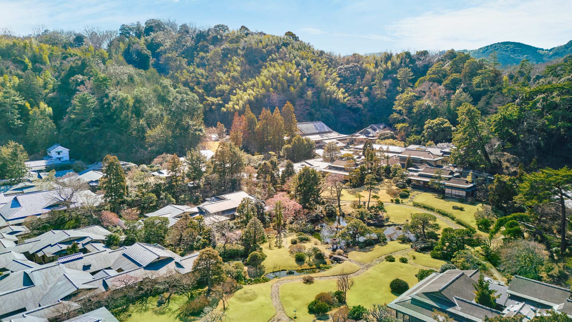 四季の移ろいを感じられる広大な日本庭園