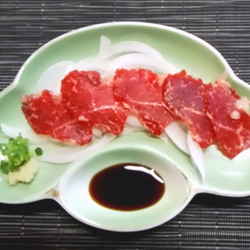 熊本名産の馬刺(例)