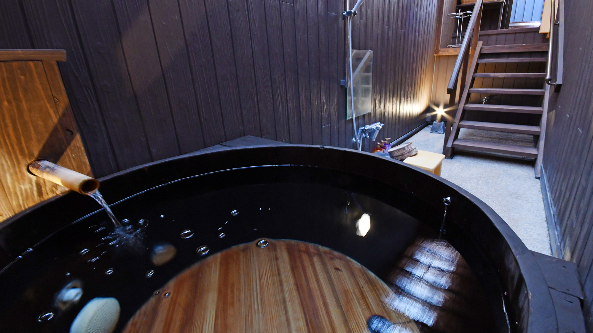 【特別室／佐嘉の間】酒樽風呂（源泉かけ流し）