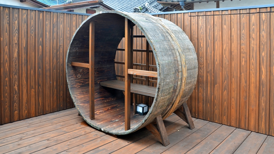 【特別室／佐嘉の間】テラスには酒樽を活用したベンチがあります。