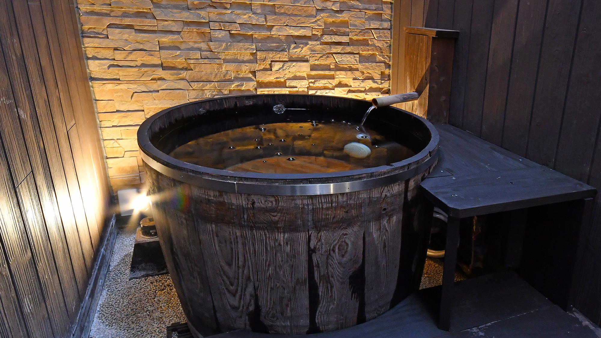 【特別室／佐嘉の間】酒樽風呂（源泉かけ流し）