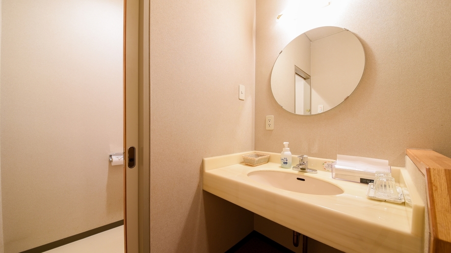 *【客室一例】各部屋に洗浄機付きトイレ・洗面台を設置しております。