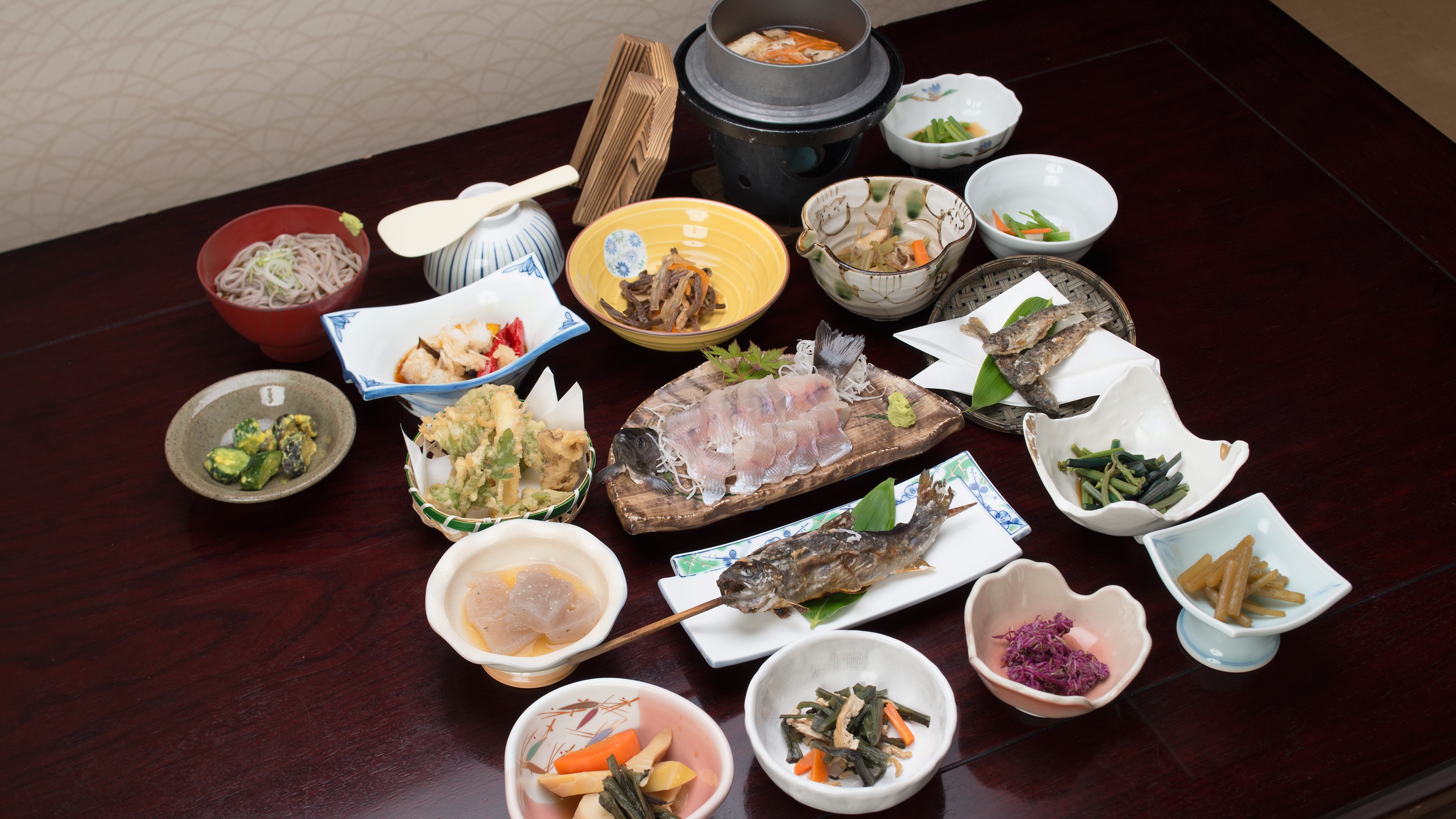 *【夕食(グレードアップ)】10種類の山菜料理を始め、天ぷらや川魚など全15品