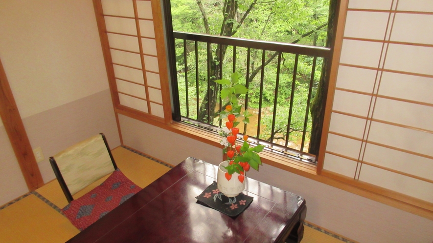 *【本館和室（一例）】自然に囲まれた癒しのお部屋。全室から中ノ沢川を眺められます。