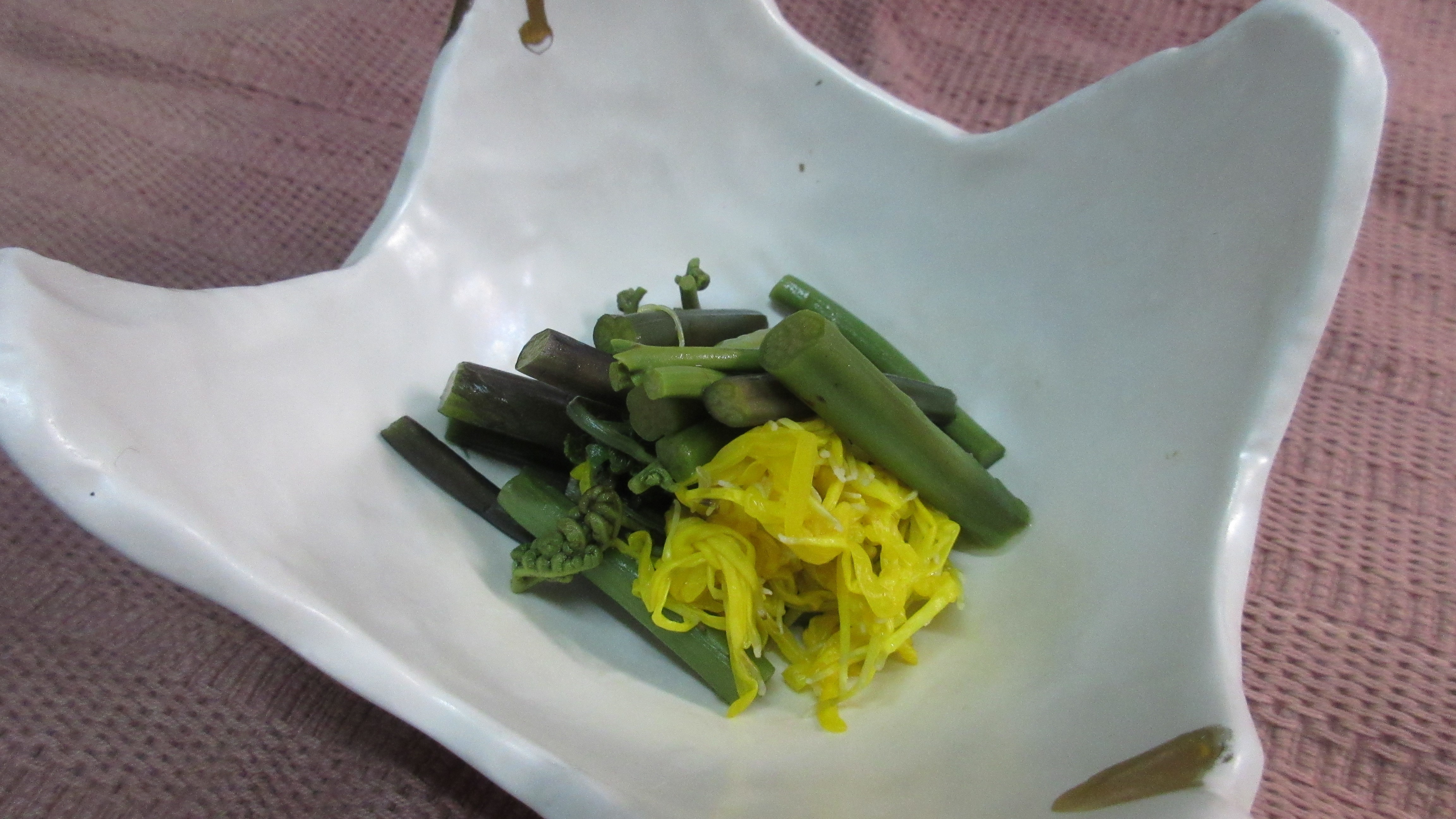 *【山菜料理（一例）】春の山菜「わらび」は、シンプルにお浸しでどうぞ。
