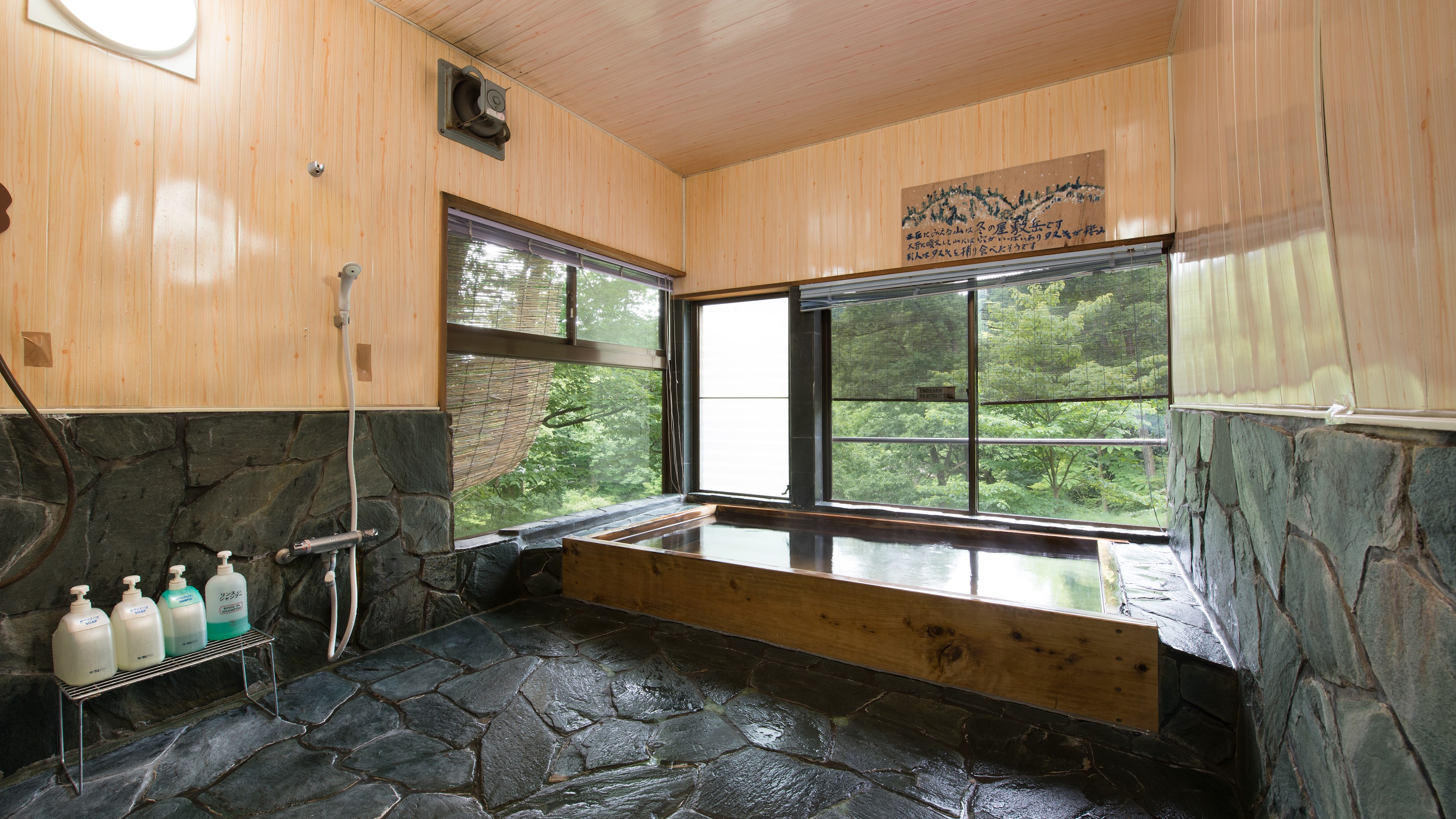 *風呂(男湯大浴場)山のミネラル豊富な湧き水を沸かした内風呂。