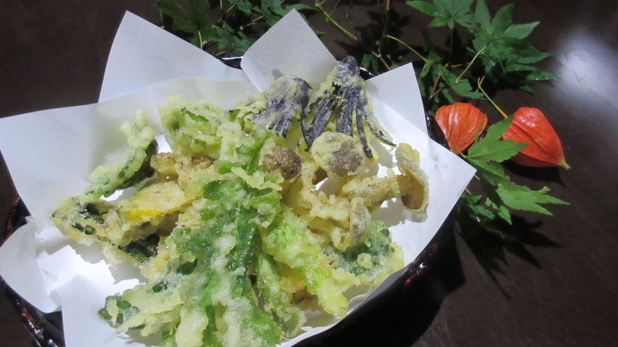 *【山菜の天ぷら】地元で採れた山菜を、天ぷらでカラッと揚げました。
