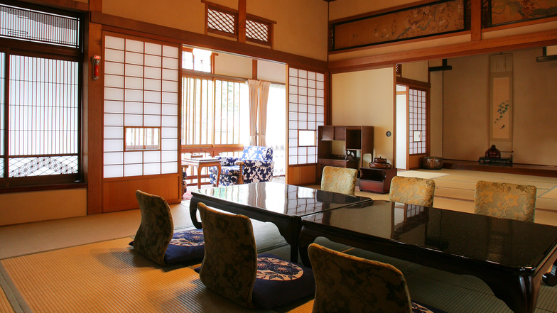 天井の花鳥風月画が美しい　広い和室　本館２１番